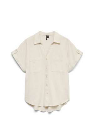 Chemise beige à manches courtes avec col, deux poches avant, et manches retroussées fixées par une patte boutonnée, étalée à plat sur un fond blanc.