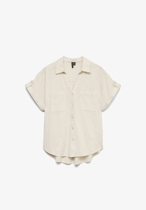 Beiges Kurzarm-Hemd zum Knöpfen mit Kragen, zwei Fronttaschen und hochgekrempelten Ärmeln, die mit einer Knopflasche fixiert sind, flach auf weißem Hintergrund liegend.