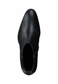 Černé kožené kotníkové boty s špičatou špičkou a bočním zipem. Hladká textura, elegantní design, uzavřená pata a minimalistické detaily.