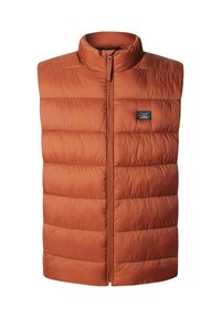 Gilet imbottito senza maniche in arancione ruggine con colletto alto, zip frontale e patch con logo. Tessuto liscio e leggero con cuciture orizzontali.