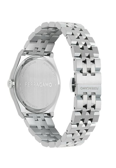 Zadní pohled na hodinky Ferragamo z nerezové oceli s vyrytým logem značky, propojeným kovovým náramkem a zapínáním s logem Ferragamo.