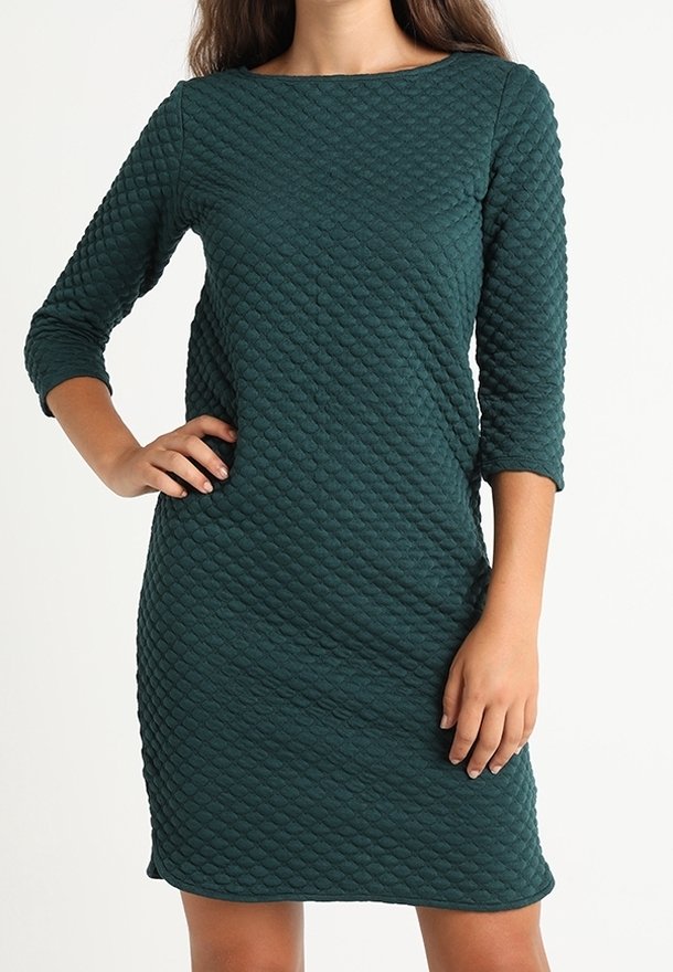 Vestido verde azulado de manga tres cuartos con un patrón texturizado y acolchado. Silueta ajustada y suave con un escote redondo y dobladillo a la altura de la rodilla.