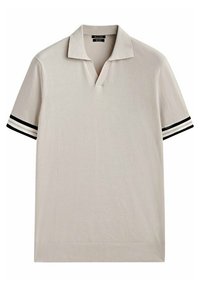 Polo-shirt short à manches courtes beige clair avec un col en V, présentant des accents rayés noir et blanc sur les manches et une finition texturée.