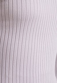 Tessuto a coste di lilla chiaro con strisce verticali e una morbida trama, che mette in evidenza un design aderente e motivi ben definiti.