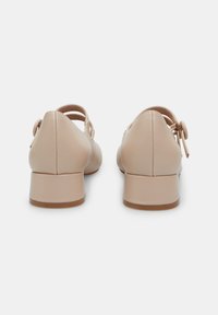 Bata Balerinke s trakom oko gležnja - beige