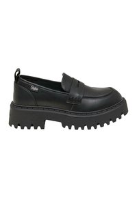Mocassins en cuir noir avec une semelle épaisse et texturée. Présentent un détail de sangle sur le cou-de-pied et une languette au talon pour un enfilage facile.