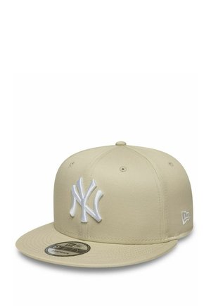 Beige Baseballkappe mit flachem Schirm, weiß besticktem "NY"-Logo vorne und New Era-Logo seitlich.