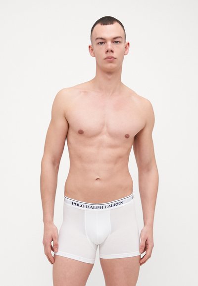 Bijele bokserice izrađene od pamuka, s mornarskim pojasom na kojem piše "POLO RALPH LAUREN." Jednostavan dizajn s uskim fitom i minimalnim detaljima.