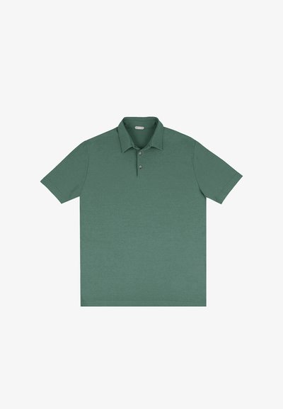 Groene polo met een zachte stof, voorzien van een kraag, een knoopsluiting met drie knopen en korte mouwen.