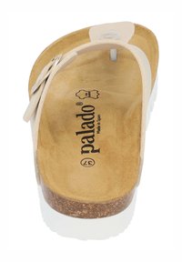 Sandalo slip-on beige chiaro con un plantare in sughero, soletta in suede morbido e suola bianca texturizzata. Presenta una cinturino semplice e una fibbia argentata.