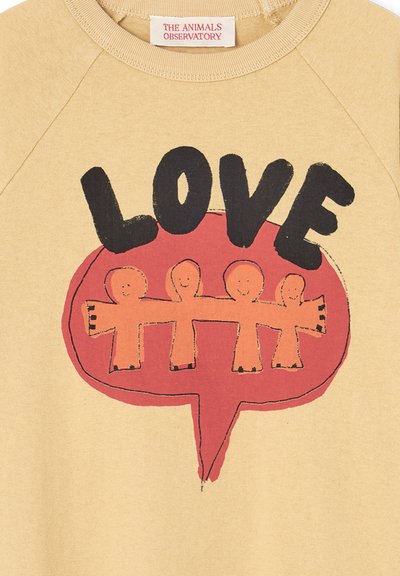 Felpa gialla con collo a giro, caratterizzata da una stampa grafica della parola "AMORE" sopra tre figure in un design a fumetto.