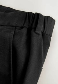 Next REGULAR FIT-ELASTICATED WAIST DRAWSTRING TAPERED - Chino-püksid - black