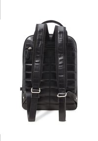 Sac à dos en cuir noir avec dos rembourré, bretelles réglables, poignée supérieure et une poche zippée visible sur le panneau arrière.