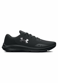 Černá lehká běžecká obuv Under Armour s horní částí z prodyšné síťoviny, šněrovacím designem a polstrovanou podešví, zobrazená z boku na bílém pozadí.
