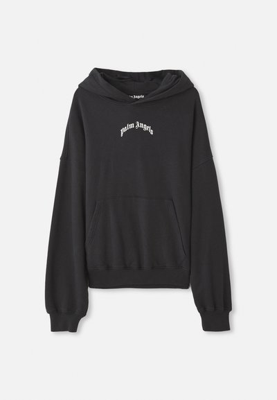 Sudadera negra de algodón suave, con un bolsillo frontal, mangas anchas y texto de logo blanco en el pecho. Textura suave en toda la prenda.