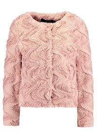 Růžová bunda z umělého kožíšku s texturovaným vlnitým vzorem, dlouhými rukávy a kulatým výstřihem. Měkký materiál a zkrácený střih.