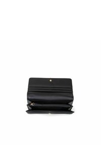 Portefeuille en cuir noir avec un design plat, comportant plusieurs fentes pour cartes, une poche zippée et une fermeture à pression. Texture lisse, sans motifs.