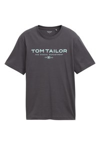 Tricou din bumbac gri închis cu mâneci scurte, având un text albastru deschis care spune "TOM TAILOR DEPARTAMENTUL CASUAL 1962" pe fața sa.