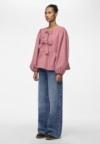 Pieces PCJAYLA TIE - Μπλούζα - high risk red/bright white