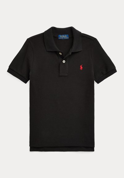 Čierne polo tričko s krátkym rukávom, golierom, dvoma bielymi gombíkmi a malým červeným vyšívaným logom na ľavej strane hrude.