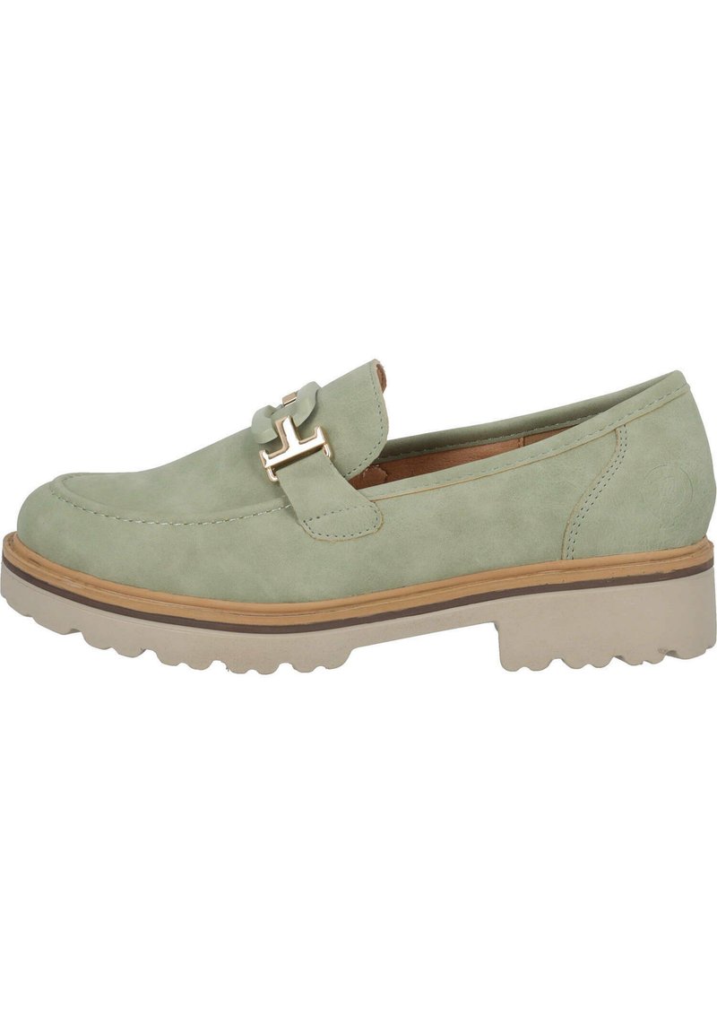 Mocassin en suède vert clair avec une semelle plate texturée, présentant un détail en boucle dorée et des coutures décoratives le long des bords.