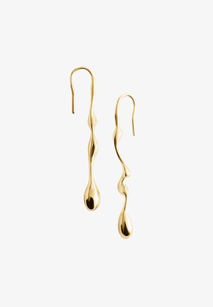 Orecchini pendenti d'oro asimmetrici con forme lisce, organiche e ondulate e estremità allungate a goccia, esposti su uno sfondo bianco.