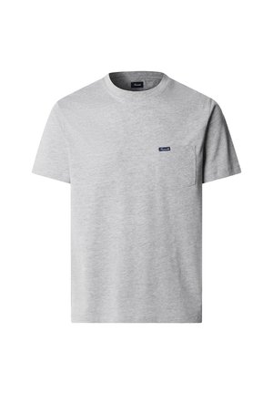 T-shirt a maniche corte con scollo tondo di colore grigio chiaro, con una piccola tasca sul petto e un'etichetta rettangolare scura con il logo sulla tasca.