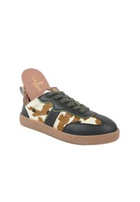 Leder-Sneaker mit einem grün-braunen Kuhfleckenmuster, strukturierten Seitenpaneelen und einer hellbraunen Gummisohle. Ausgestattet mit grauen Schnürsenkeln und gepolsterten Einlegesohlen.