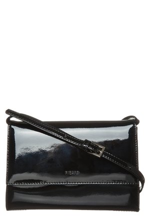 Czarna torebka na ramię z lakierowanej skóry, z regulowanym paskiem i srebrną klamrą, z delikatnie wytłoczonym logo marki na przodzie.