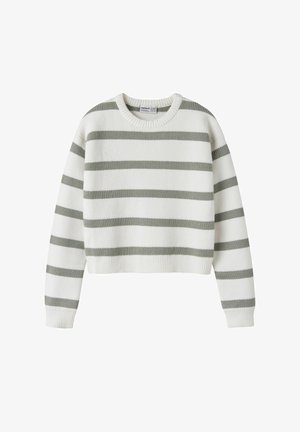 Oříznutý svetr z měkké látky, s bílým základem a zelenými vodorovnými pruhy. Žebrovaný výstřih a manžety, volný střih.