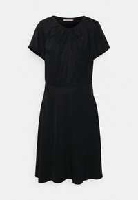 Černé krátké šaty s krátkými rukávy, výstřihem do V, nařasené detaily na živůtku a splývavá sukně do áčkového střihu. Hladká, lehká tkanina.