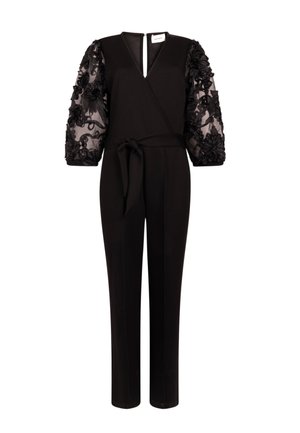 Zwarte jumpsuit met diepe V-hals, sheer pofmouwen versierd met bloemenapplicaties, en een strikceintuur.