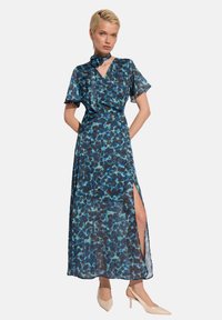 Sukienka maxi w niebiesko-brązowy wzór kwiatowy, z krótkimi rękawami, dekoltem w kształcie litery V, bocznym rozcięciem oraz dopasowanym dodatkiem w formie szala.