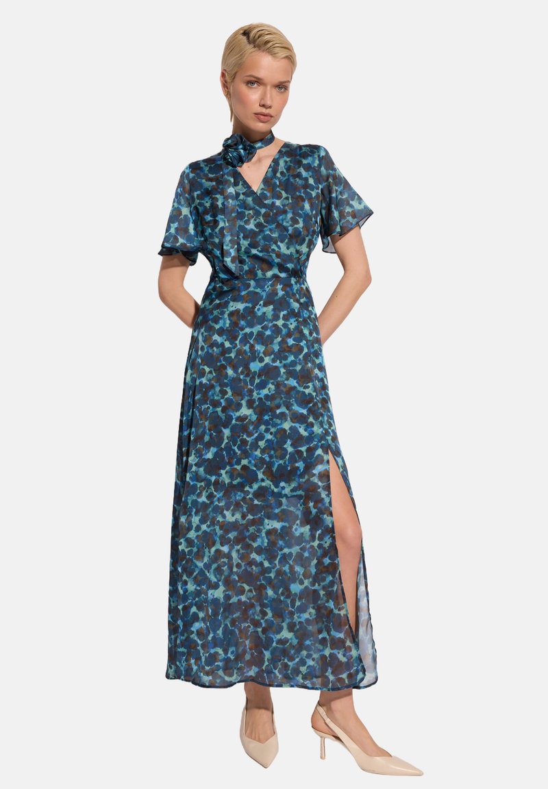 Sukienka maxi w niebiesko-brązowy wzór kwiatowy, z krótkimi rękawami, dekoltem w kształcie litery V, bocznym rozcięciem oraz dopasowanym dodatkiem w formie szala.
