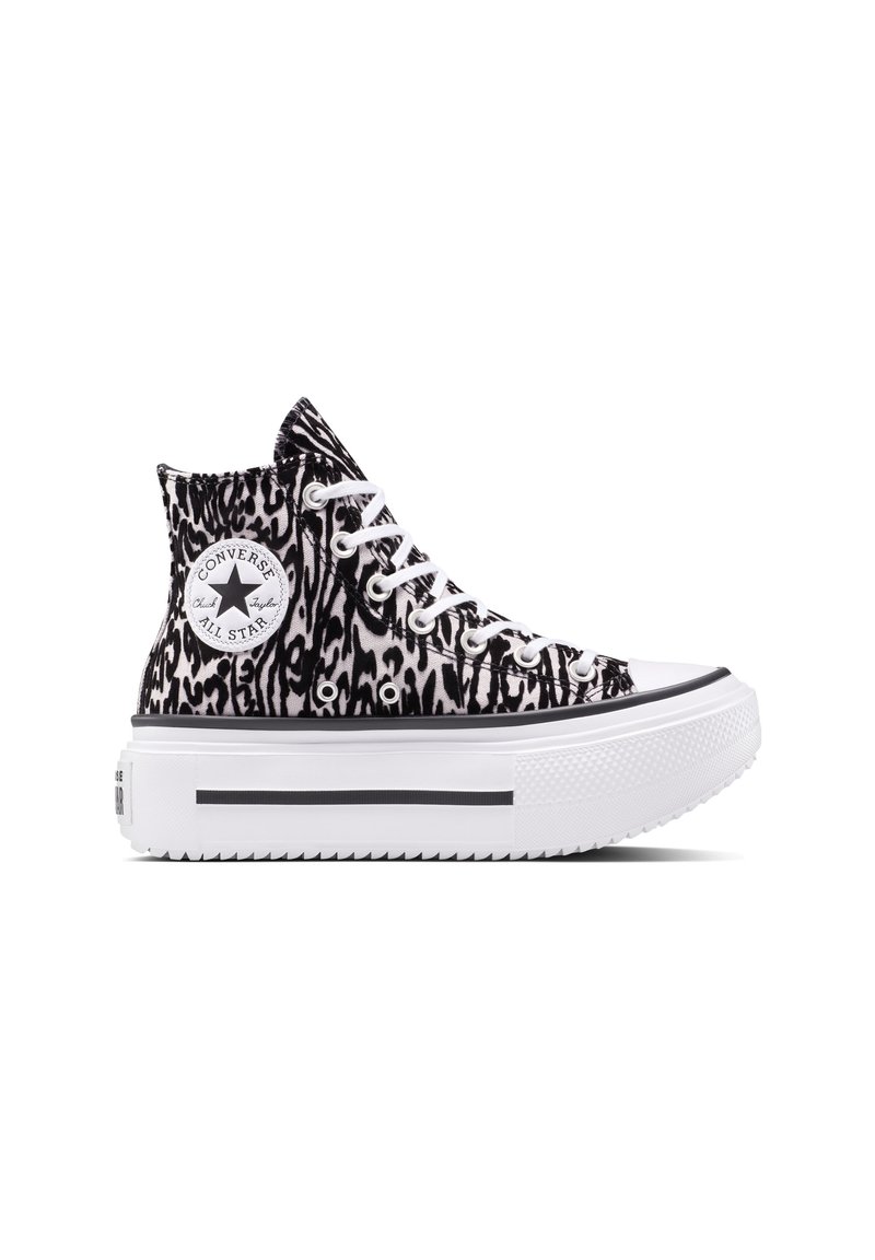 Zapatillas altas de patrón blanco y negro con una gruesa suela de plataforma blanca y detalles en negro. Presentan un parche de logo redondo y cordones blancos.