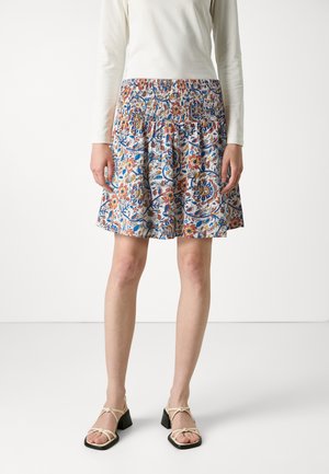 Falda de longitud hasta la rodilla con estampado floral y cinturilla fruncida. Colores vibrantes que incluyen rojo, azul y amarillo sobre un fondo blanco.