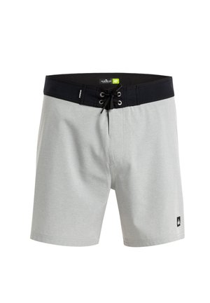 Pantaloni da bagno grigio chiaro con vita elastica nera e cordino regolabile. Presentano una piccola patch con logo sul lato inferiore.