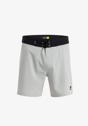 Hellgraue Badeshorts mit einem schwarzen, elastischen Bund und verstellbarem Kordelzug. Mit einem kleinen Logopatch an der unteren Seite.
