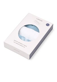 Πακέτο τριών μποξεράκια Marvin σε λευκό και θαλασσί, συσκευασμένα σε κουτί ανοιχτού χρώματος με διάφανο κυκλικό παράθυρο για να φαίνεται το περιεχόμενο.