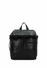 Zaino in pelle nera con forma rettangolare, manico superiore, chiusura con zip e tasca laterale con dettagli di cucitura orizzontale.