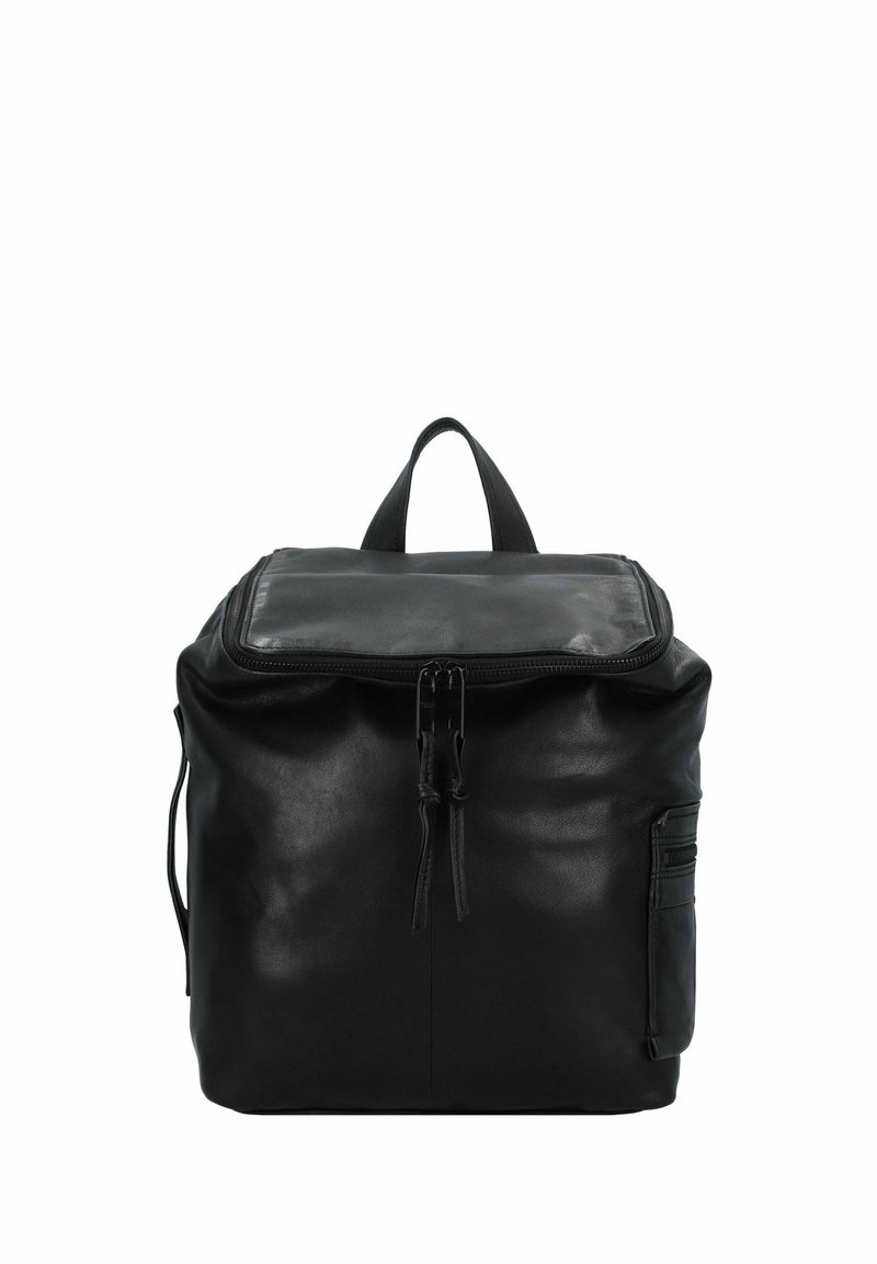 Zaino in pelle nera con forma rettangolare, manico superiore, chiusura con zip e tasca laterale con dettagli di cucitura orizzontale.