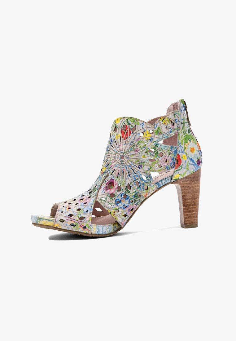 Sandale à talon haut à bout ouvert avec un motif floral coloré, un design en rosace découpé au laser et un talon en bois superposé.