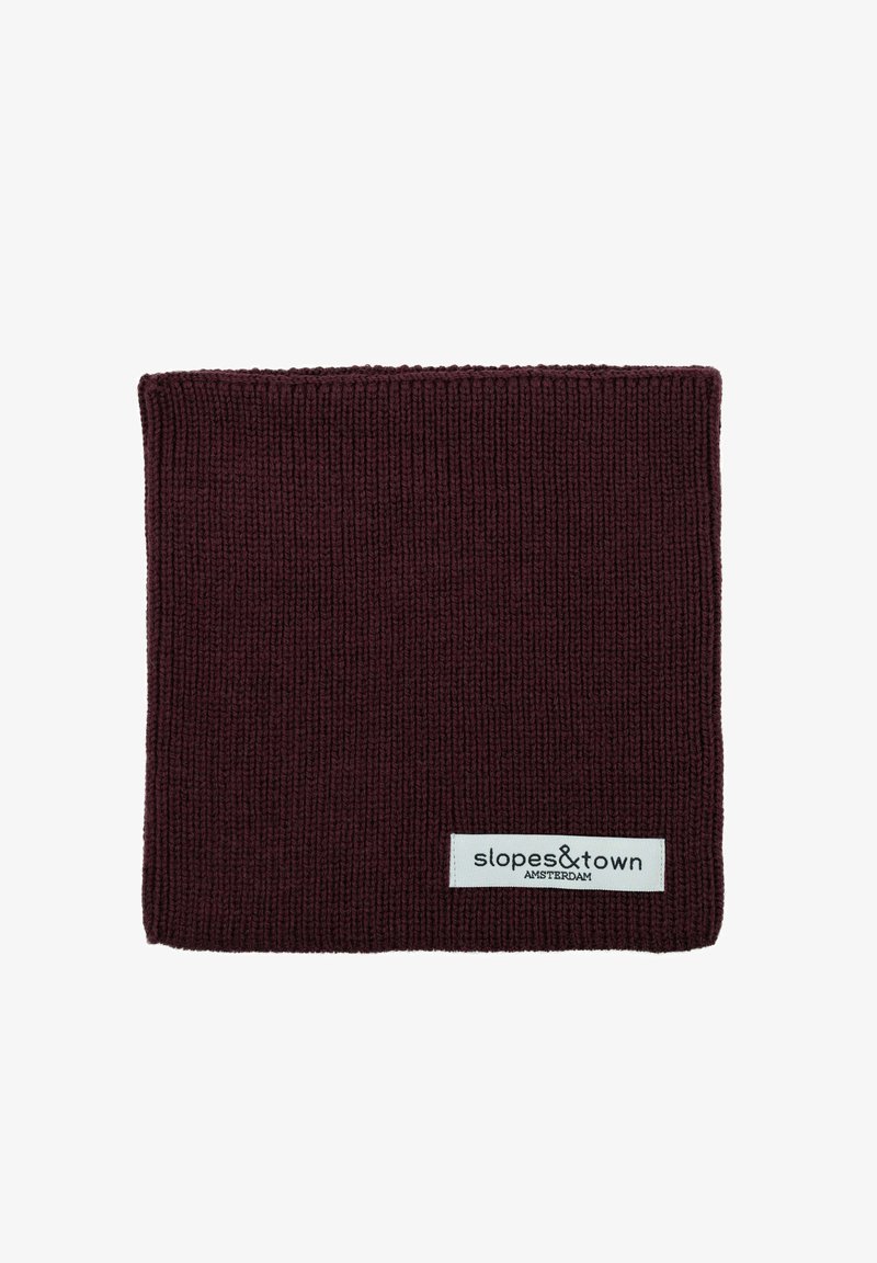 Scaldacollo in maglia bordeaux con texture a coste. Presenta un'etichetta bianca con la scritta "slopes&town AMSTERDAM" stampata. Design rettangolare semplice.