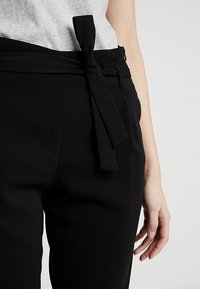 s.Oliver BLACK LABEL Tygbyxor - black