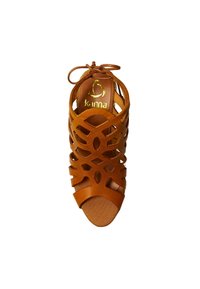 Sandal in pelle tannata con un intricato design a intaglio, punta aperta e chiusura con lacci. Rivestimento morbido con dettaglio logo sulla soletta.