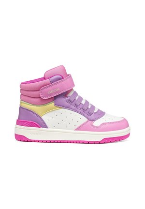 Basket montante avec des panneaux roses, violets, blancs et jaunes, avec des lacets et une bande velcro rose sur fond blanc.