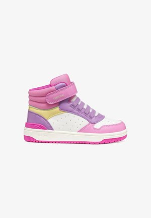 Sneaker high-top con pannelli rosa, viola, bianchi e gialli, con lacci e cinturino in velcro rosa su sfondo bianco.