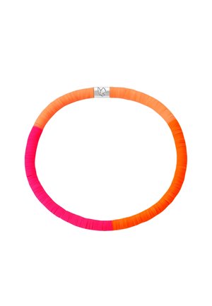 Bracelet flexible composé de perles plates, rondes et multicolores dans des tons de rose, orange et corail avec un fermoir en argent orné d'un emblème papillon.