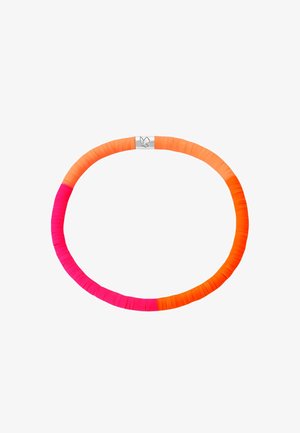 Bracelet flexible composé de perles plates, rondes et multicolores dans des tons de rose, orange et corail avec un fermoir en argent orné d'un emblème papillon.