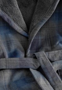 Grau-navy karierter Bademantel mit weichem, fleeceartigem Innenfutter, ausgestattet mit einem passenden Stoffgürtel und Schalkragen für zusätzlichen Komfort.
